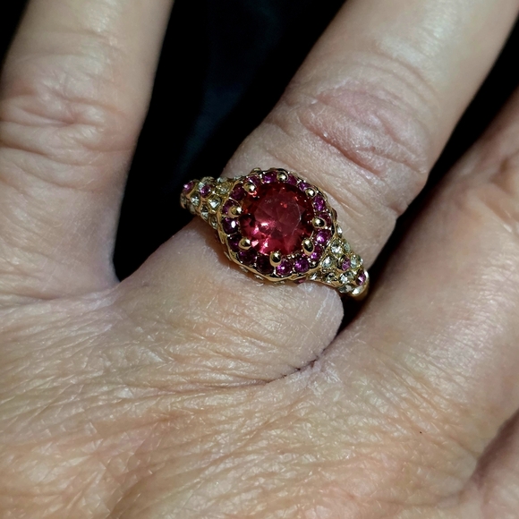 Elegant Gold Tone and Red Gemstone Fashion Ring Size 7 1/2 - Picture 1 of 5
